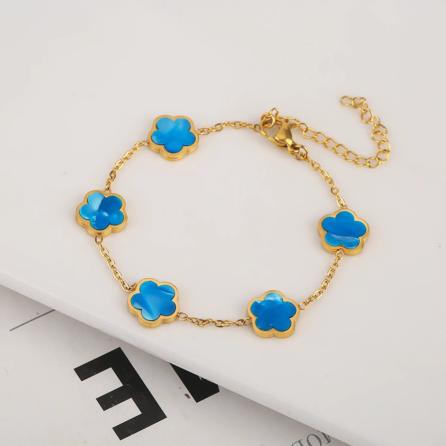 Conjunto de joyas de acero inoxidable, minimalista, creativo, con hojas y pétalos de flores naturales, collar con colgante, aretes y brazalete.