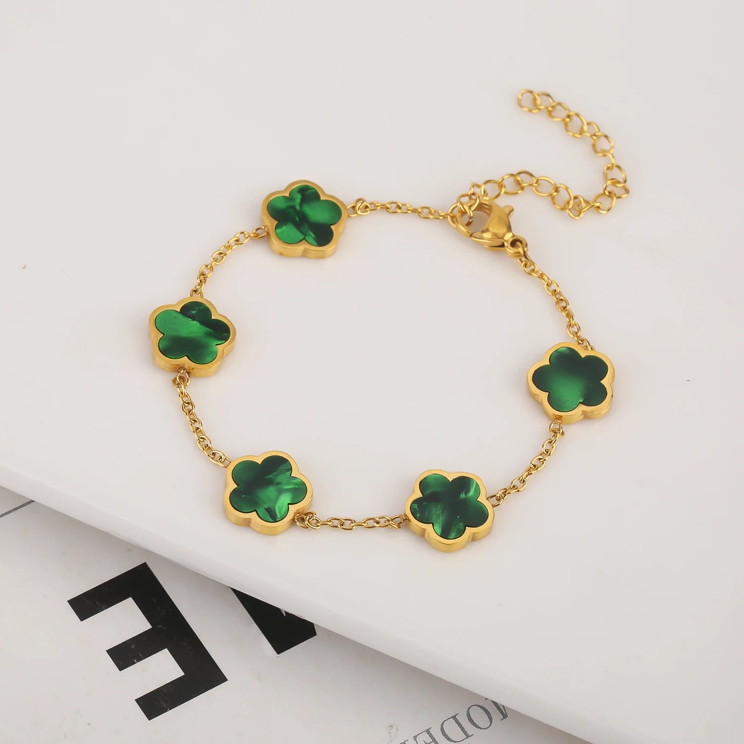 Conjunto de joyas de acero inoxidable, minimalista, creativo, con hojas y pétalos de flores naturales, collar con colgante, aretes y brazalete.