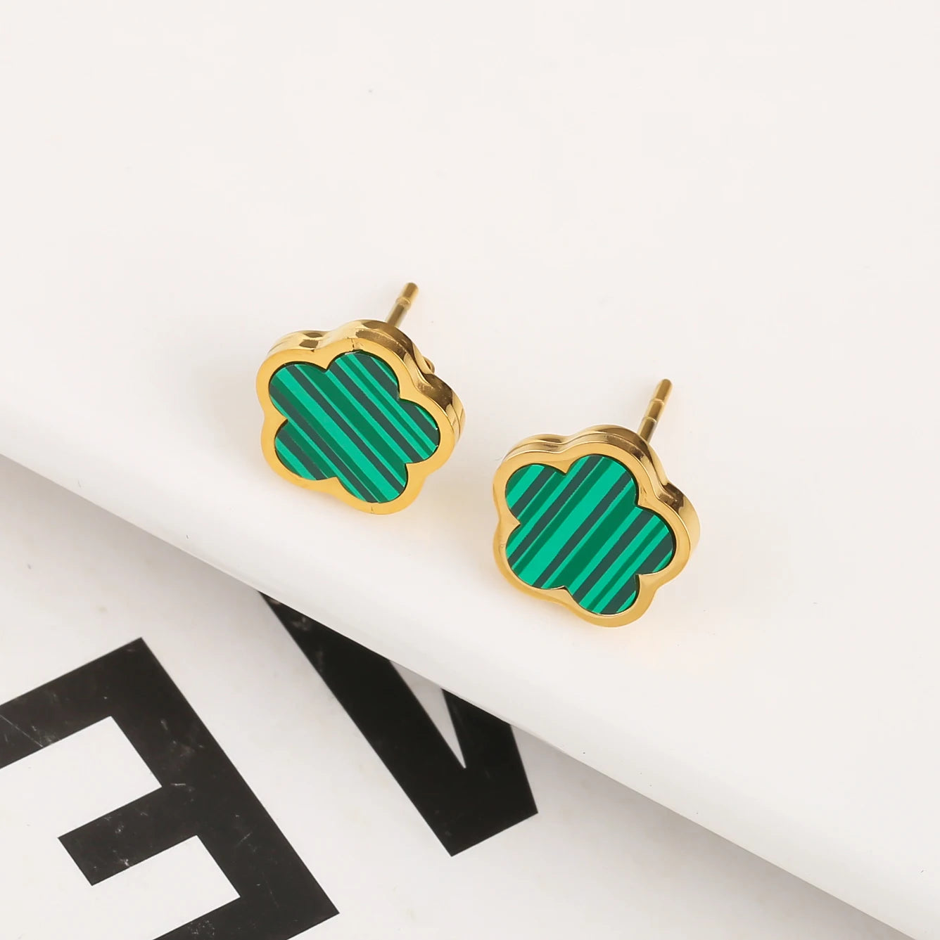 Conjunto de joyas de acero inoxidable, minimalista, creativo, con hojas y pétalos de flores naturales, collar con colgante, aretes y brazalete.