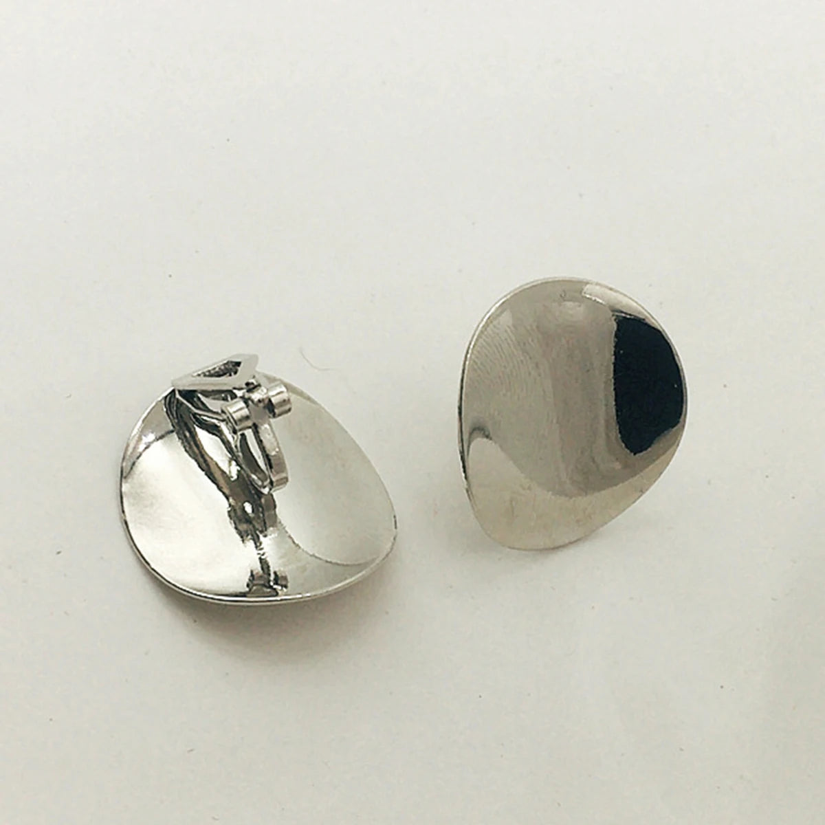 Pendientes circulares plisados sin perforación para mujer Diseño personalizado Pendientes punk irregulares de metal Joyería para fiesta